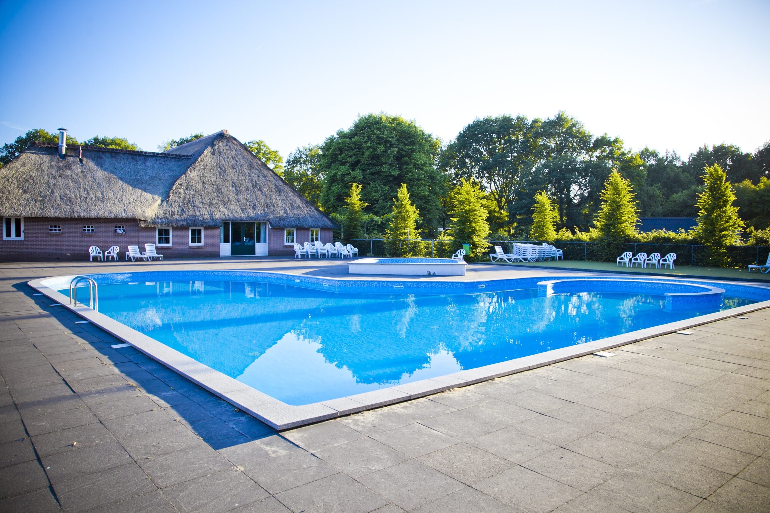Camping met zwembad bergzicht