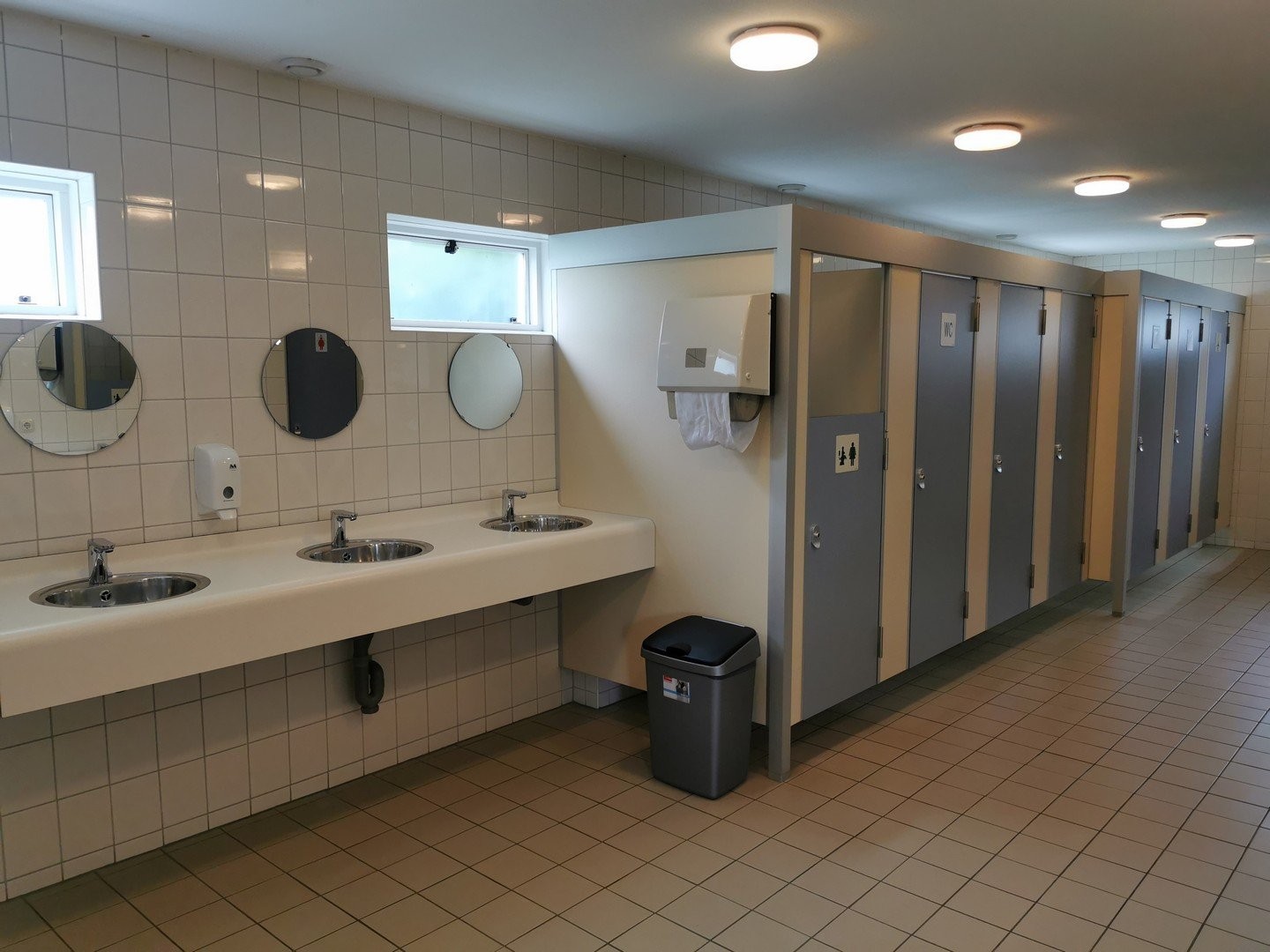 Sanitairgebouw binnen camping bergzicht