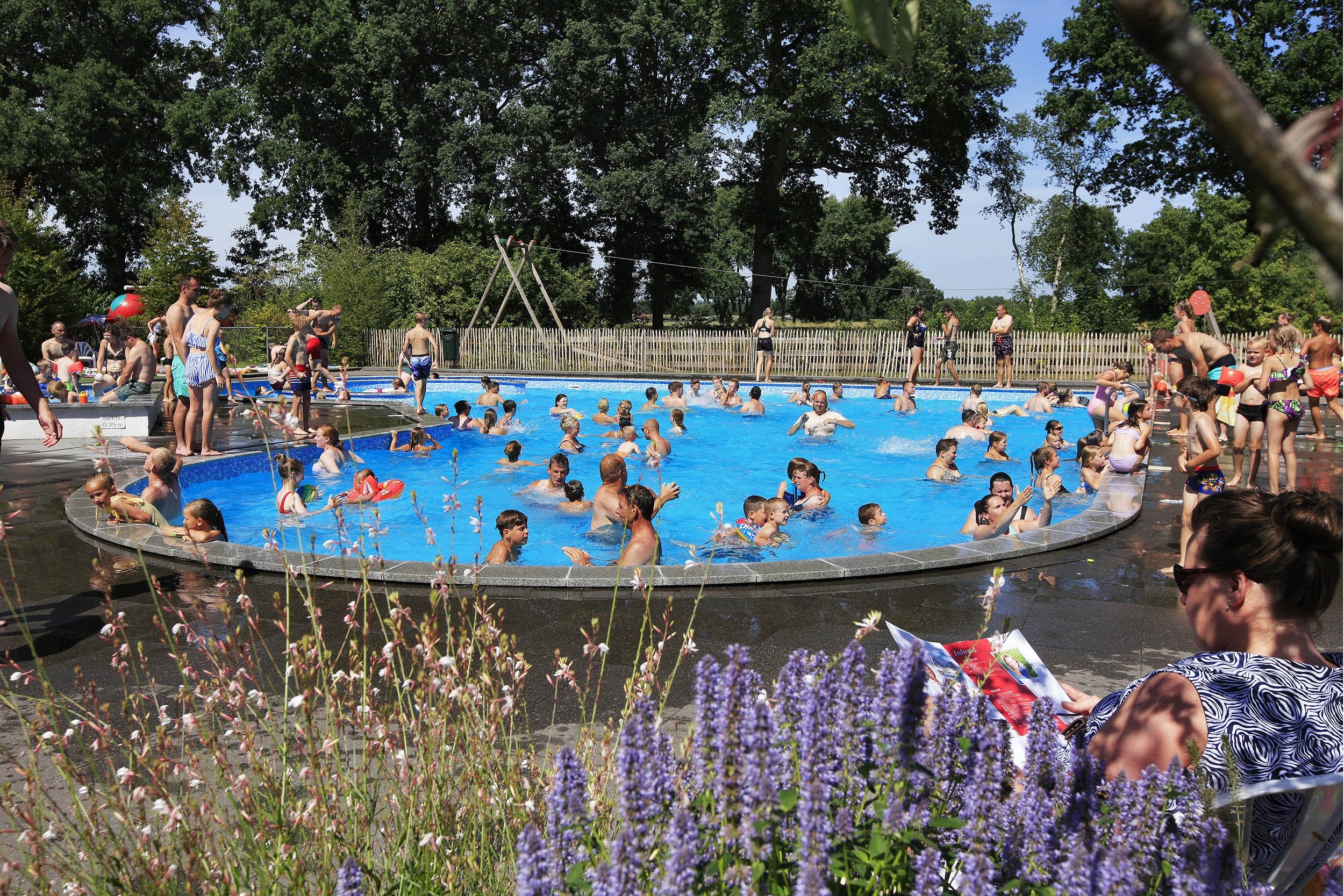 Zwembad op camping bergzicht