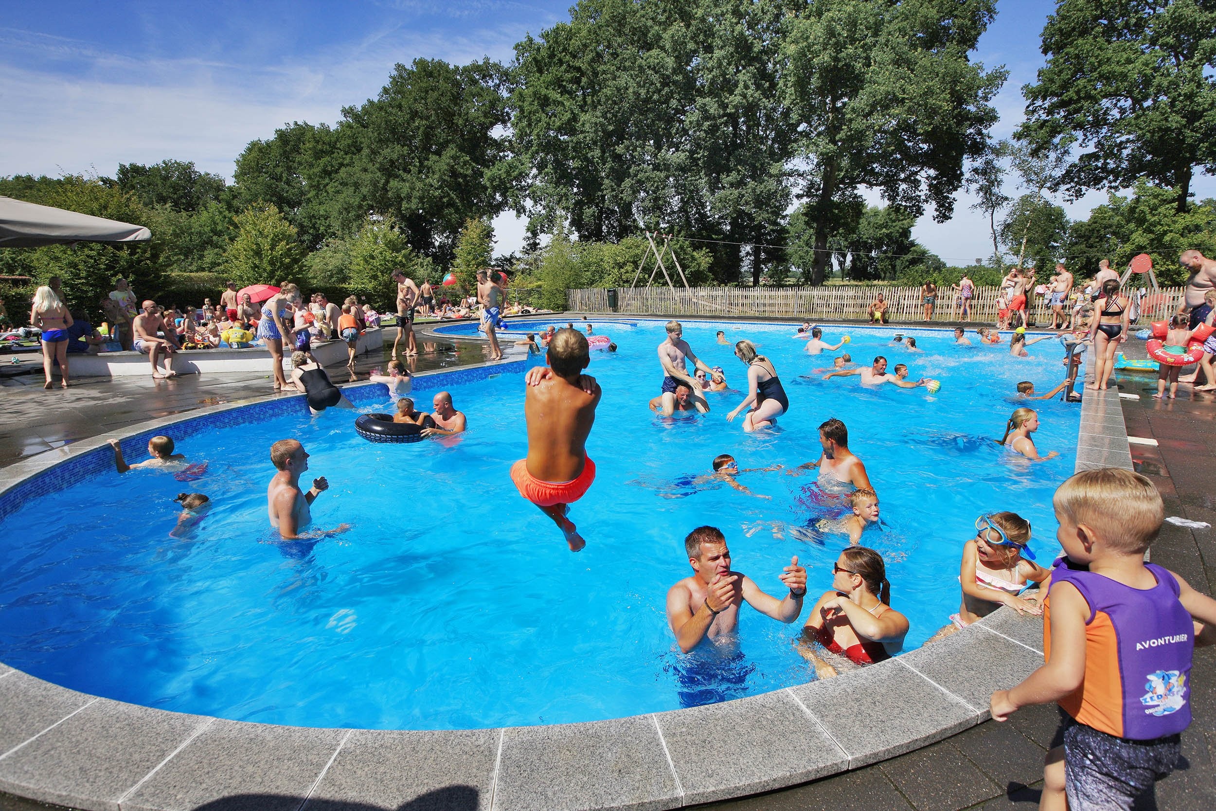 Zwemmen op camping bergzicht 69df47740bcf4